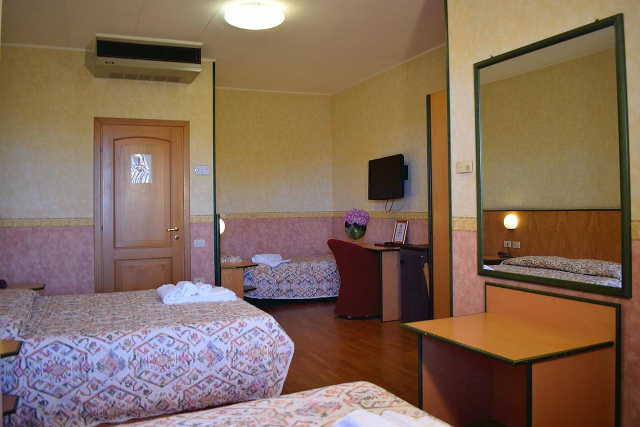 Hotel Baffo Rosso Alba Adriatica Εξωτερικό φωτογραφία