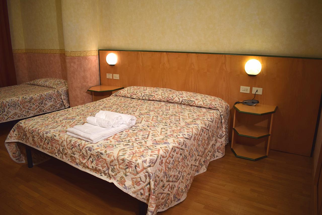 Hotel Baffo Rosso Alba Adriatica Εξωτερικό φωτογραφία